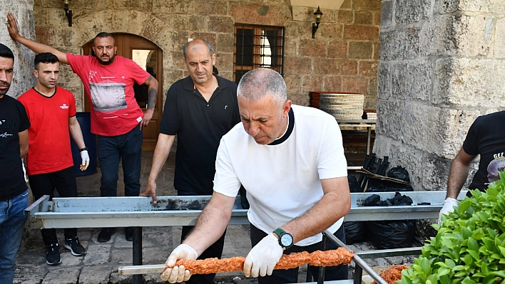 Ücretsiz kebap dağıttı