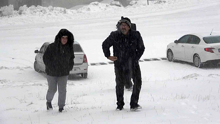 Uludağ'da kar yağışı sürüyor