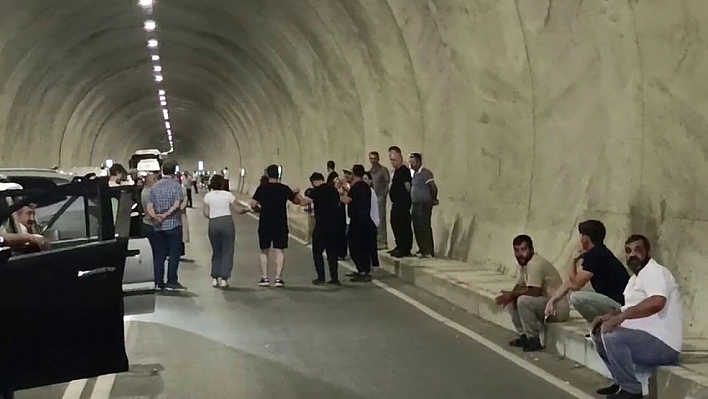 Uluslararası yol saatlerce kapandı: Vatandaşlar tepkili
