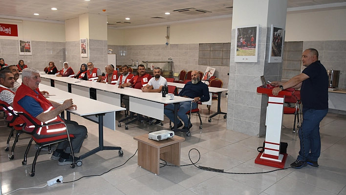 Üreticilere yeni gelir kaynağı: Malatya'da kayısıya alternatif çilek bahçesi projesi!