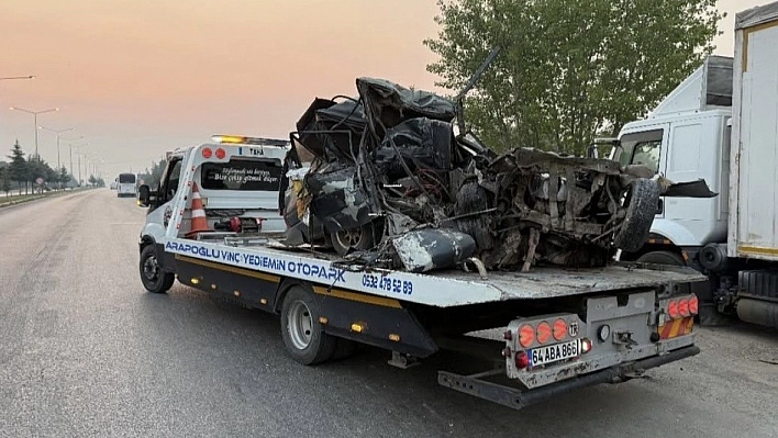 Otomobil park halindeki kamyona çarptı:1 ölü
