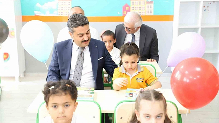 Uyum haftasında öğrencilerin heyecanına ortak oldu