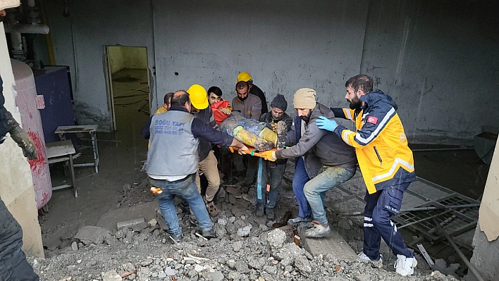 Üzerine duvar devrilen işçi yaralandı