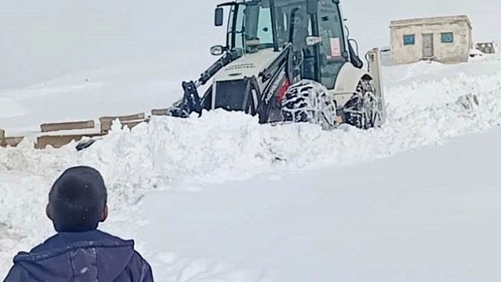 Uzgörür Belediyesinden karla mücadele çalışması