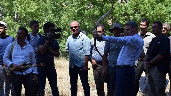 Vali Baruş Fotokamp'ta ok attı