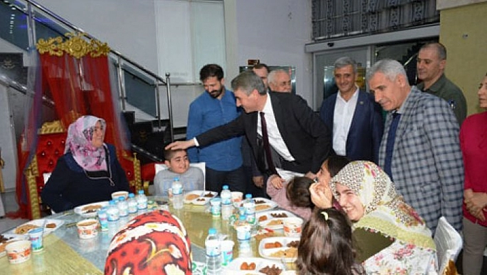 Vali vatandaşlarla iftarını açtı