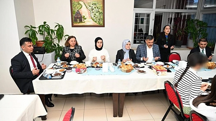 Vali Çiftçi, çocuklarla iftarda buluştu