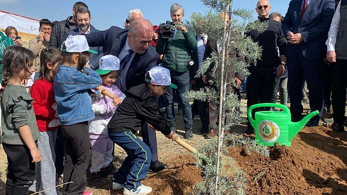 Vali, çocuklarla birlikte fidan dikti