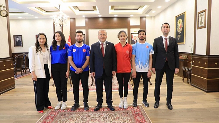 Vali Hatipoğlu, gençlerle bir araya geldi