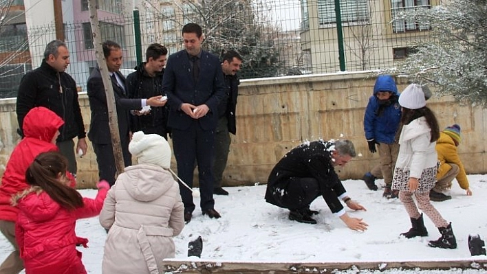 Vali öğrencilerle kartopu oynadı