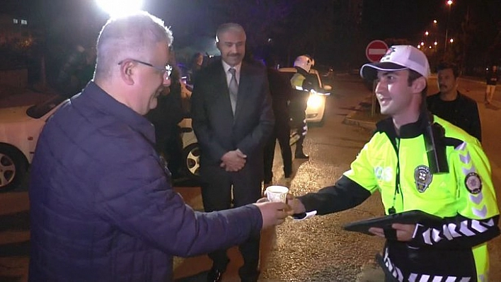 Vali polislere çorba ikram etti