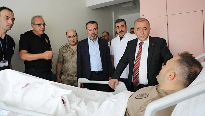 Vali ve Belediye Başkanı, yaralanan polisi yalnız bırakmadı!