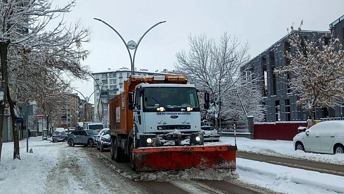 Van'da 493 yerleşim yerinin yolu ulaşıma kapandı