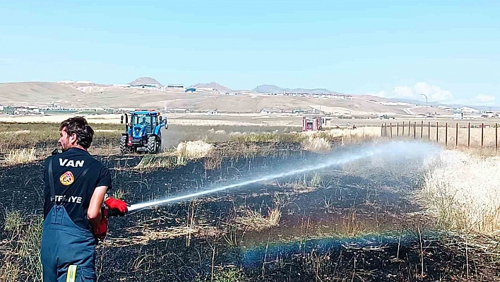 Van'da tarla yangını