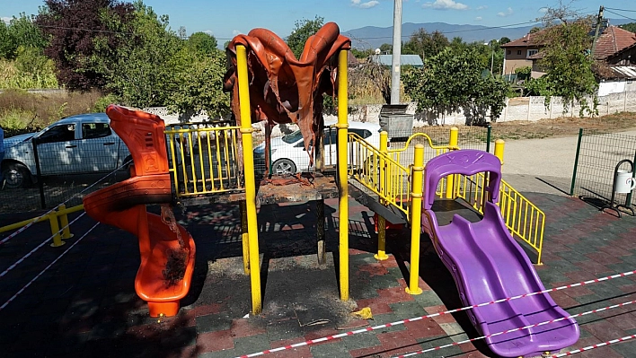 Vandallar çocuk oyun parkını yaktı