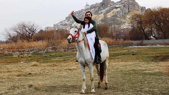 Vanlı kuaför at sırtında saç kesti