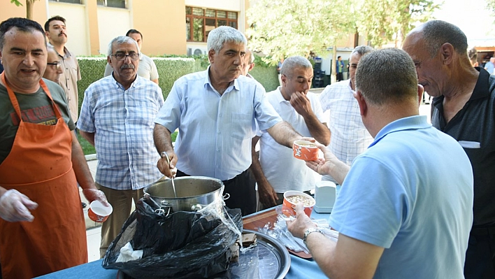 Vatandaşlara aşure ikramı