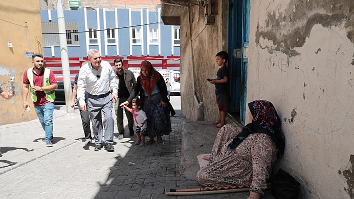 Vatandaşların taleplerini yerinde dinliyor