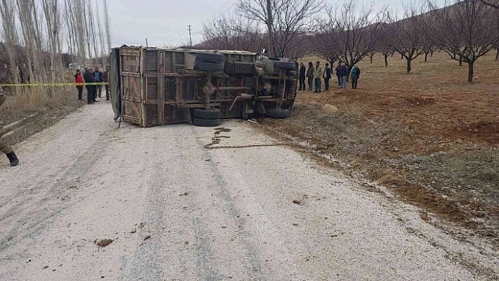 Kamyon devrildi: 1 ölü