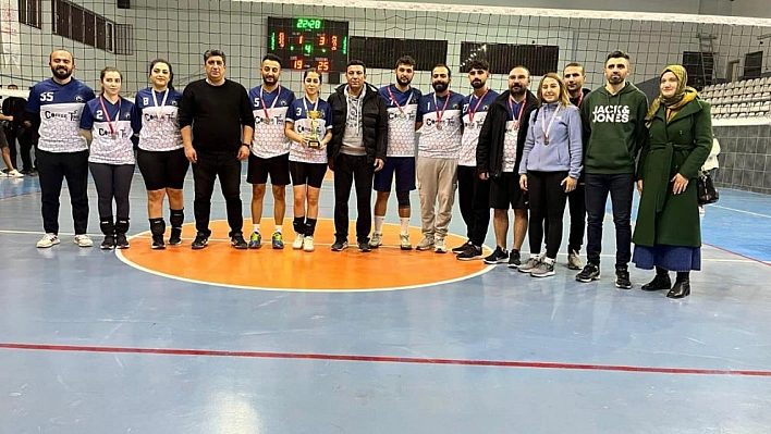 Voleybol Turnuvasında Birinci Oldular