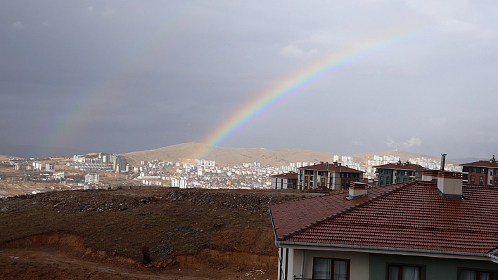 Yağmur sonrası gökkuşağı şöleni