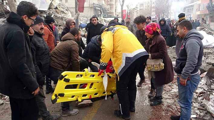 Yakınının cenazesini görünce bayıldı