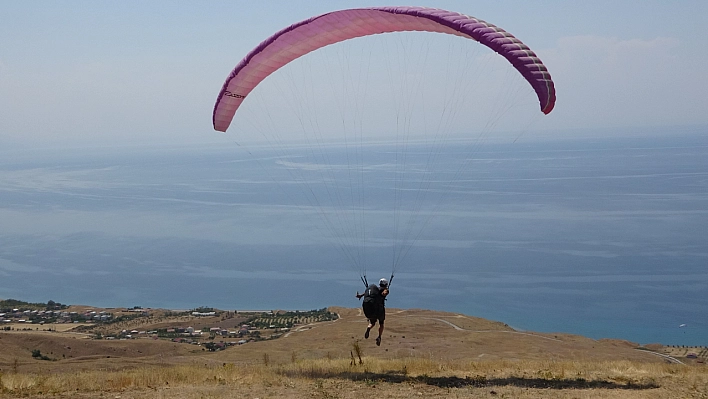 Yamaç paraşütü yarışması nefes kesti