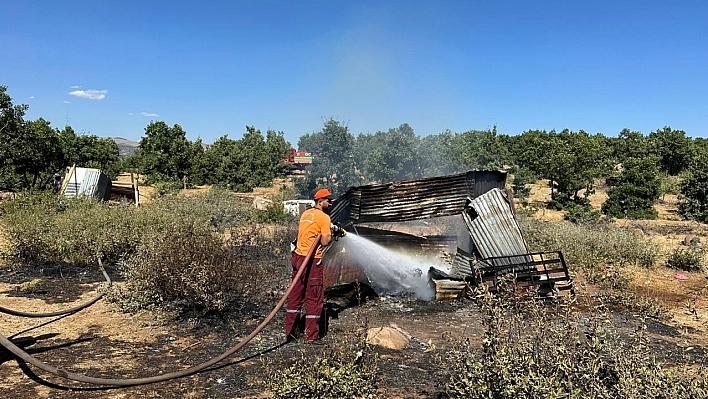 Yangın ormana sıçramadan söndürüldü