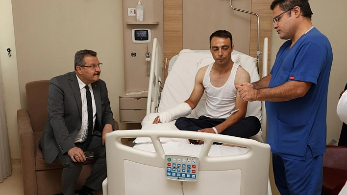 Yaralanan bekçiyi hastanede ziyaret etti