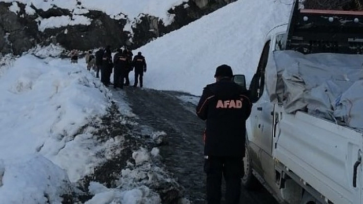 Yardım konvoyuna çığ engeli