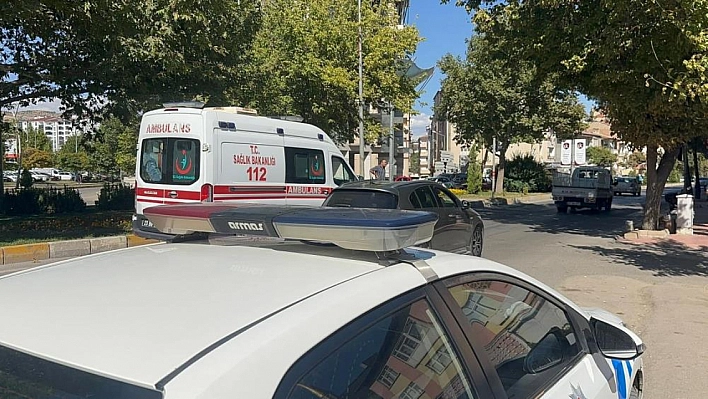 Yayaya çarpan motosiklet devrildi