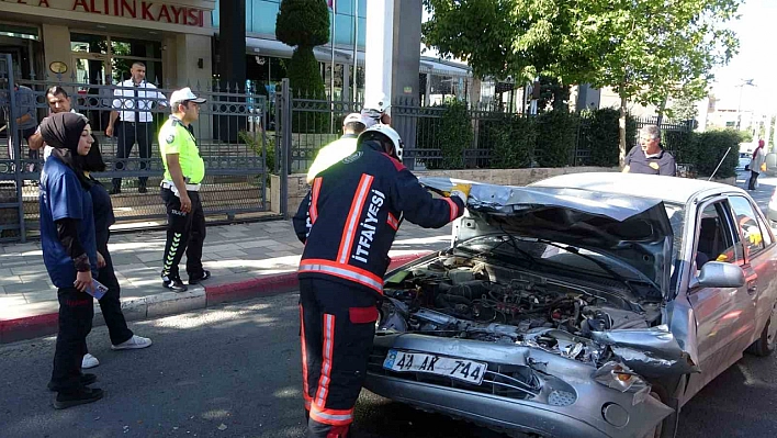 Yol vermek isterken kazaya neden oldu