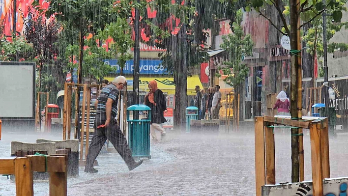 Yaz Yağmurunda Vatandaşlar Sığınacak Yer Aradı!