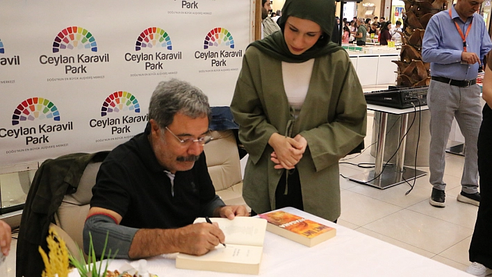 Yazar Ahmet Ümit, Diyarbakır'da okurlarıyla imza gününde buluştu