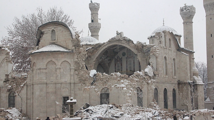 Yeni Cami depremde yıkıldı