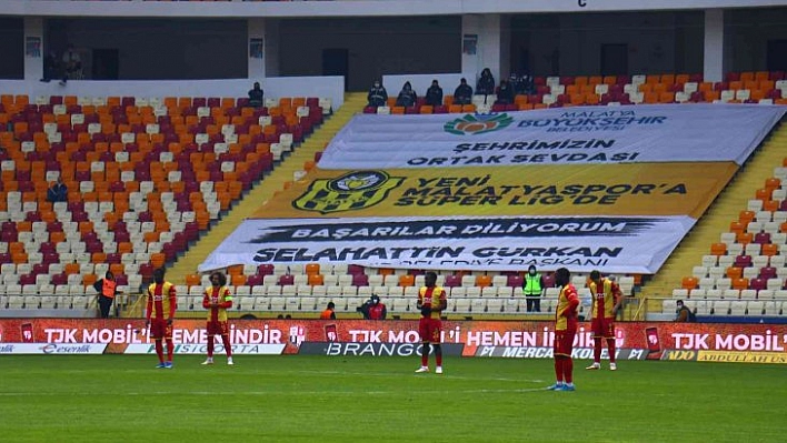 Maç protesto ile başladı