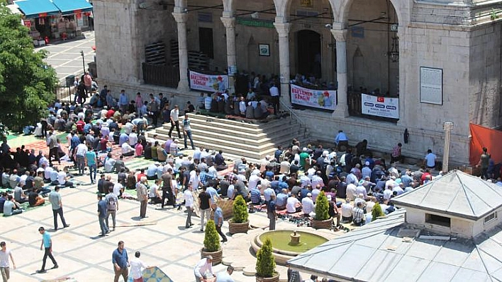 Yeni Cami'ye şemsiye