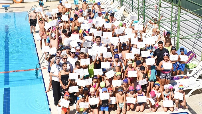 380 Öğrenci Yüzme Kurslarını Tamamladı