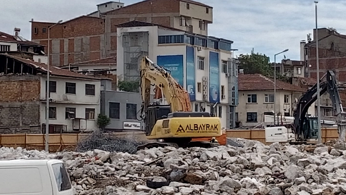 Yerinde Ayrıştırma Yasağı Deliniyor: Vatandaşlar Tozdan ve Gecikmeden Şikayetçi!