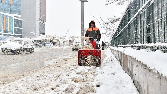 Yeşilyurt Belediyesi Kar Timleri Sahada: Yollar Açık Tutuluyor!