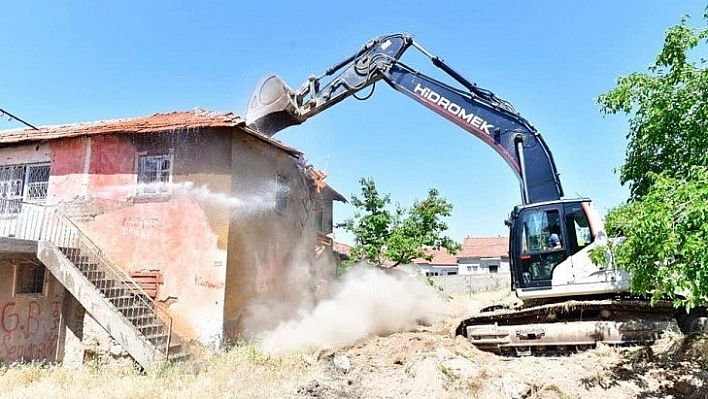 Yeşilyurt metruk evleri yıkıyor