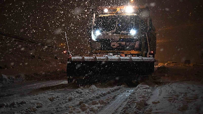 Yeşilyurt Belediyesi, Kar Yağışına Karşı 7/24 Çalışıyor