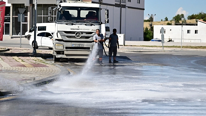Yeşilyurt Belediyesi'nden gece gündüz temizlik atağı