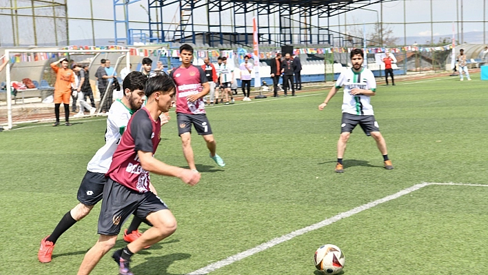 Yeşilyurt'ta futbol şöleni: 10 ülkeden öğrenciler 'Mini Dünya Kupası'nda buluştu!