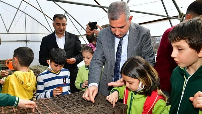 Dededen toruna tohumlar toprakla buluşuyor