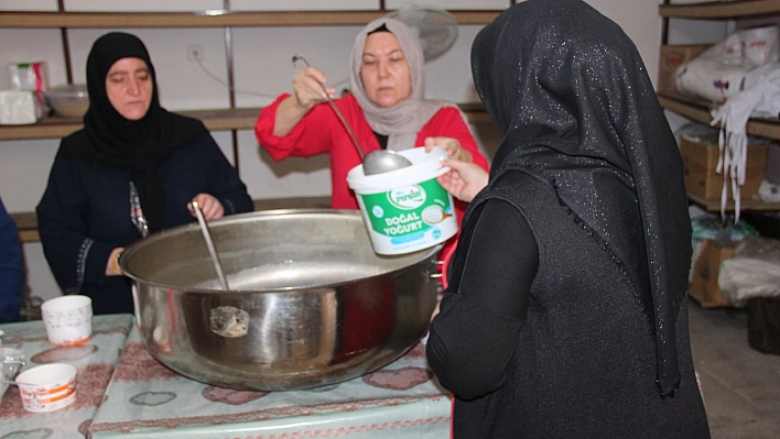 Yetimler Kervanından aşure etkinliği