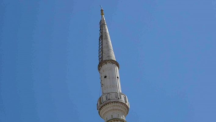 Minareye tırmanmaktan bıkmıyor