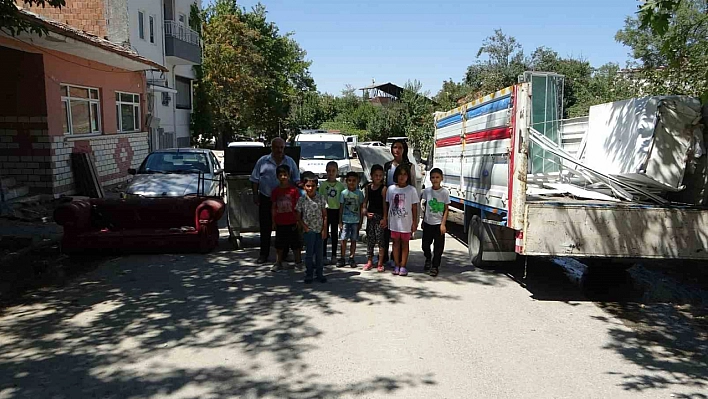 Ağır hasarlı bina için yolu trafiğe kapattılar