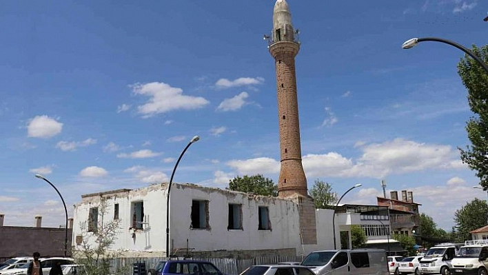 Yıkımı durdurulan cami merak konusu