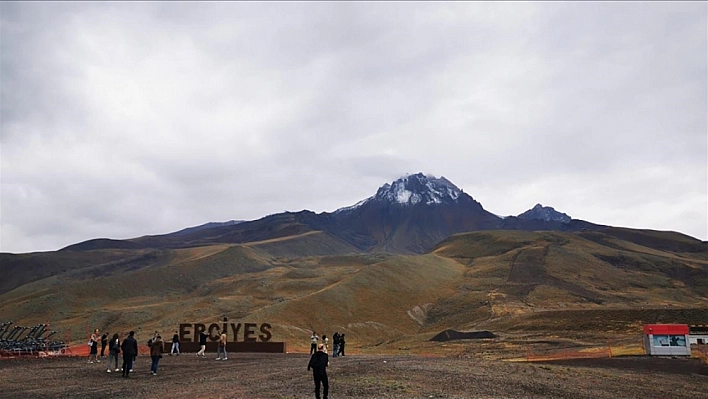 Yılın İlk Karı Erciyes'in Zirvesine Yağdı!